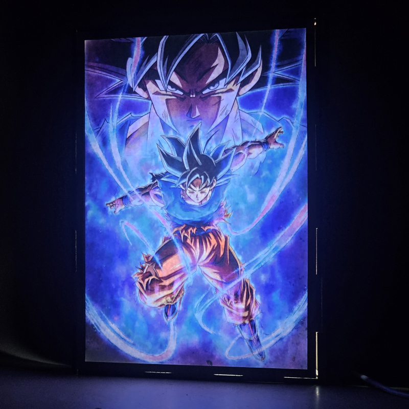 Lámpara ánime/manga  Dragon Ball  con doble imagen del personaje Son Goku, vista encendida, donde se revela la ilustración completa al encender la luz LED.