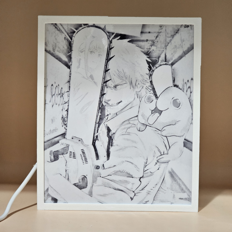 Lámpara ánime/manga  Chainsaw Man  con doble imagen del grupo Denji, Pochita y Makima, vista apagada, se esconde la imágen de atras.