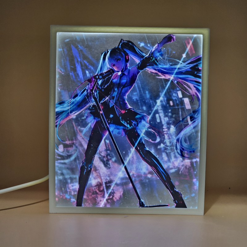 Lámpara ánime  Miku Hatsune  con doble imagen del personaje Miku Hatsune, vista encendida, donde se revela la ilustración completa al encender la luz LED.