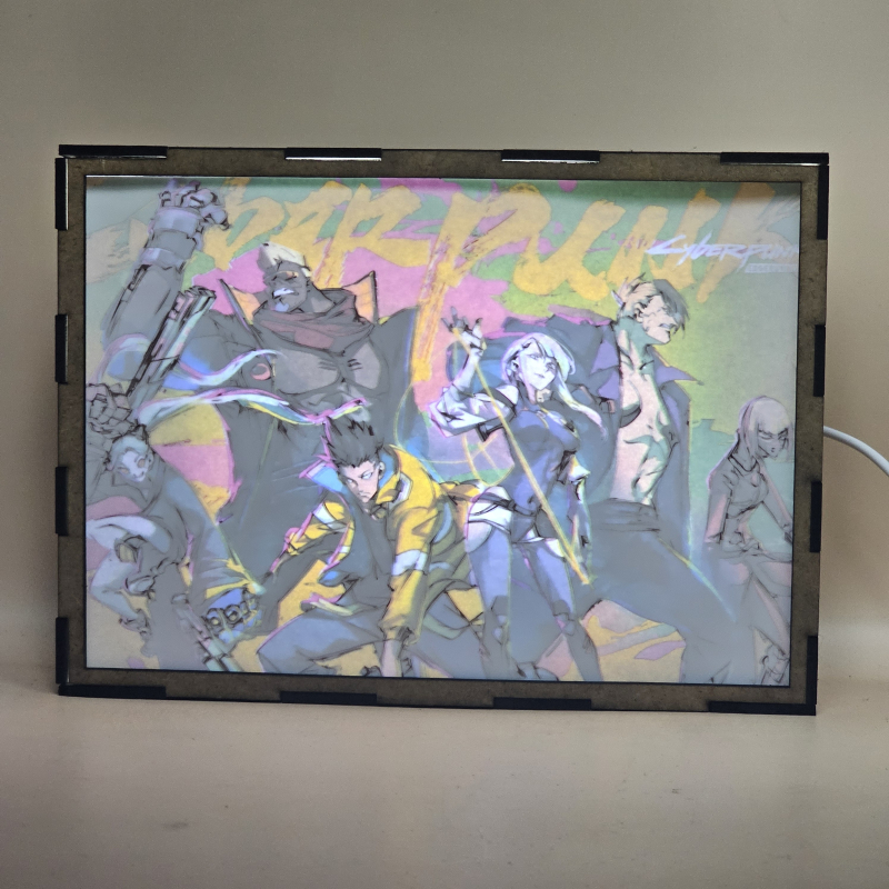 Lámpara ánime/manga  Cyberpunk: Edgerunners.  con doble imagen del grupo David Martínez, Lucyna Kushinada, Maine, Rebecca, Kiwi y Falco, vista encendida, con luz ambiente, donde se revela la ilustración completa al encender la luz LED.