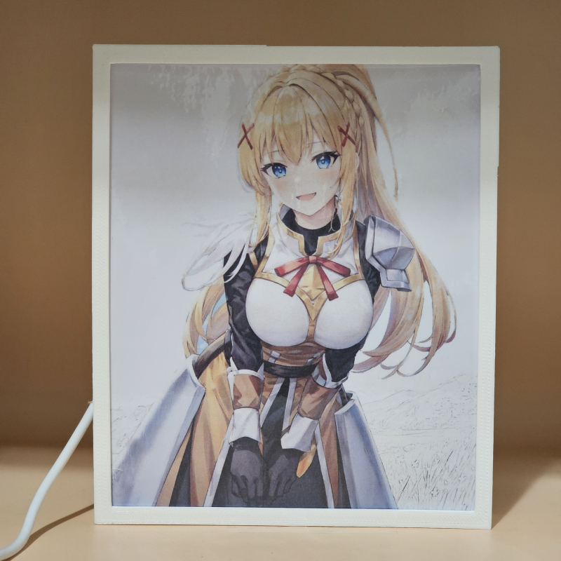 Lámpara ánime/manga  KonoSuba  con doble imagen del personaje Darkness, vista apagada, se esconde la imágen de atras.