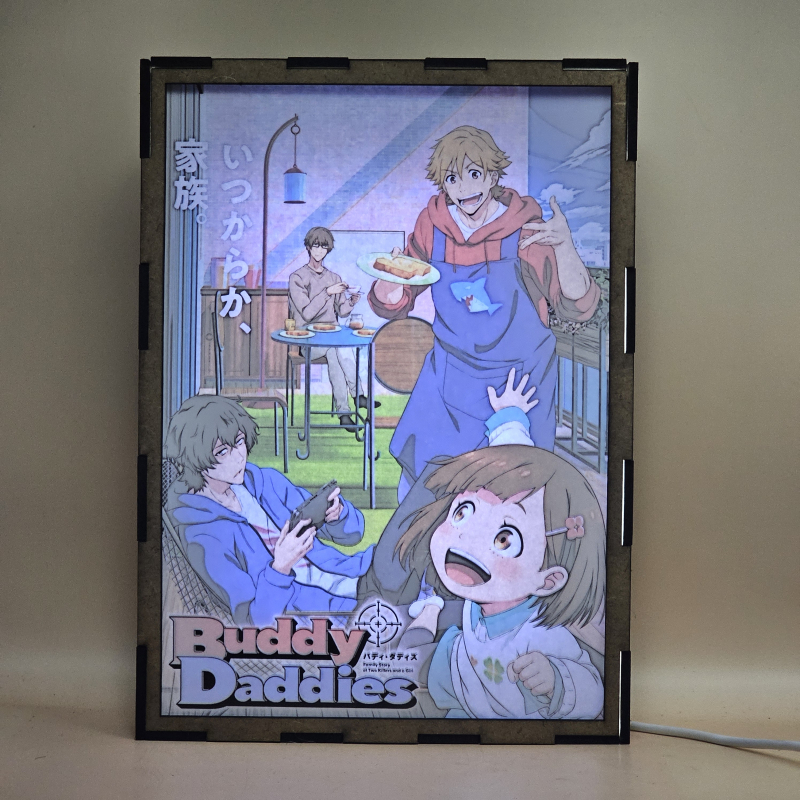 Lámpara ánime  Buddy Daddies  con doble imagen del grupo Kazuki Kurusu, Rei Suwa, Miri Unasaka y Kyūtarō Kugi, vista encendida, con luz ambiente, donde se revela la ilustración completa al encender la luz LED.