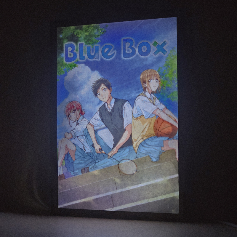 Lámpara ánime/manga  Blue Box  con doble imagen del grupo Taiki Inomata, Chinatsu Kano y Hina Chono, vista encendida, donde se revela la ilustración completa al encender la luz LED.