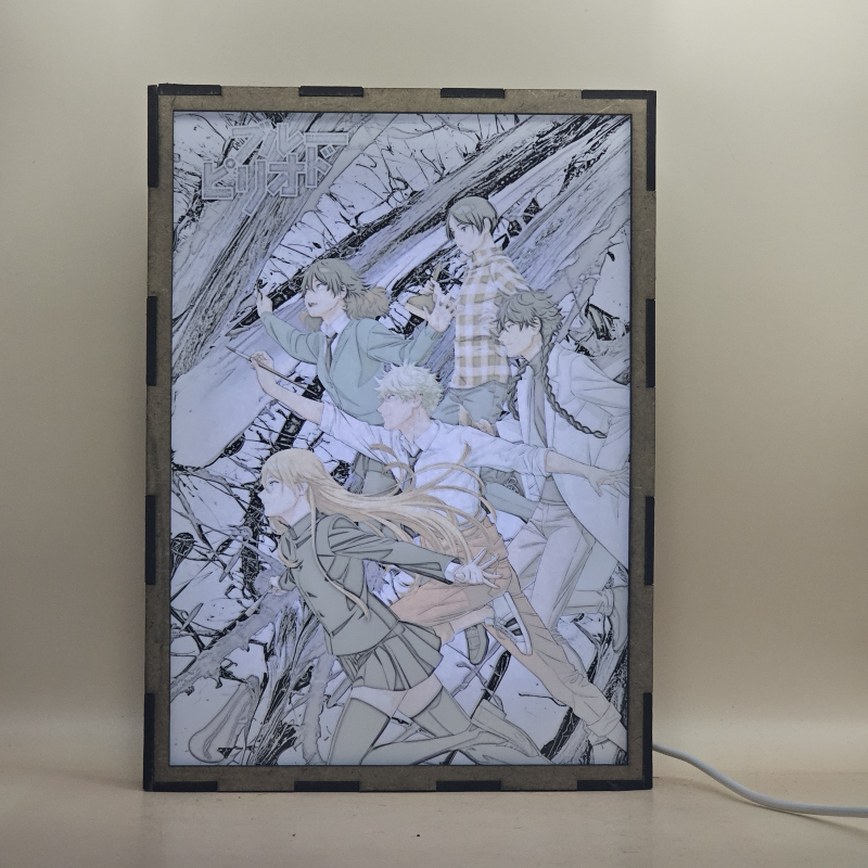 Lámpara ánime/manga  Blue Period  con doble imagen del grupo Yatora Yaguchi, Yuka, Maki Kuwana, Haruka Hashida y Yotasuke Takahashi, vista encendida, con luz ambiente, donde se revela la ilustración completa al encender la luz LED.