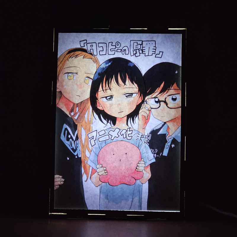 Lámpara ánime/manga  El pecado original de Takopi  con doble imagen del grupo Shizuka Kuze, Marina Kirarazaka, Takopi y Naoki Azuma, vista encendida, donde se revela la ilustración completa al encender la luz LED.
