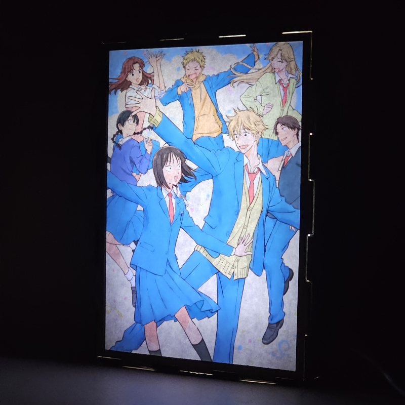 Lámpara ánime/manga  Skip to Loafer  con doble imagen del grupo Mitsumi Iwakura, Sosuke Shima, Mika Egashira, Yuzuki Murashige, Makoto Kurume, Kento Yamada y Tsukasa Mukai, vista encendida, donde se revela la ilustración completa al encender la luz LED.