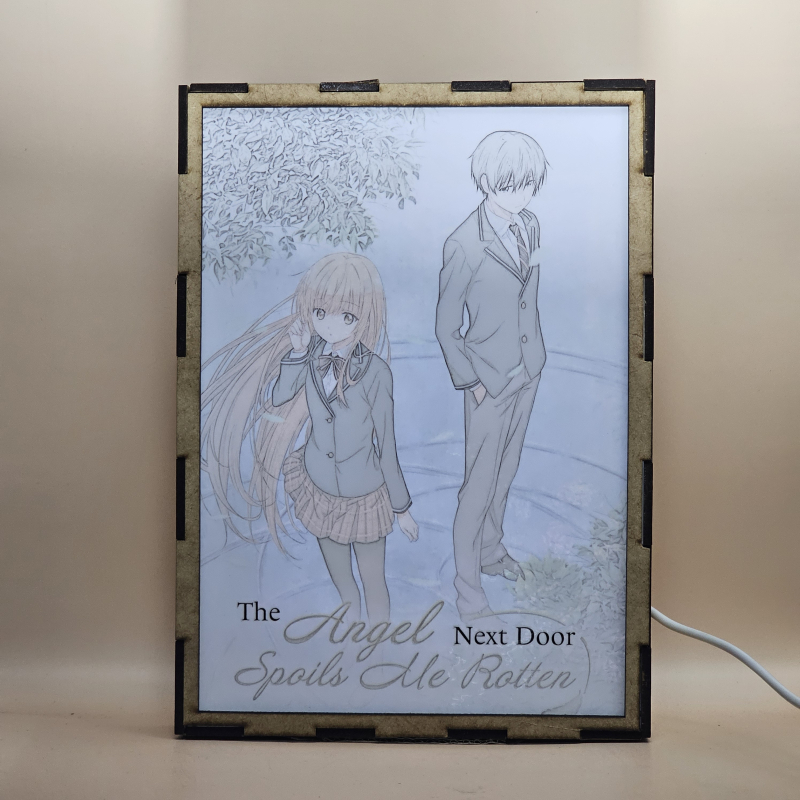 Lámpara ánime/manga  The angel next door spoils me rotten  con doble imagen de la pareja Mahiru Shiina y Amane Fujimiya, vista encendida, con luz ambiente, donde se revela la ilustración completa al encender la luz LED.