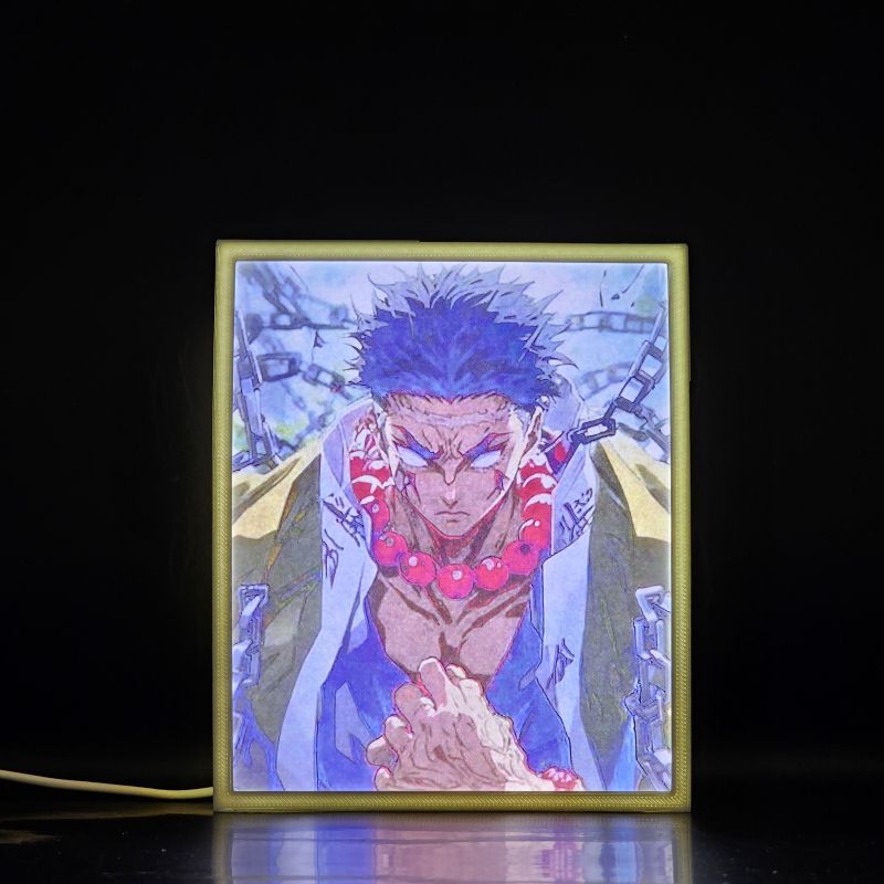 Lámpara ánime/manga  Kimetsu no Yaiba  con doble imagen del personaje Gyomei Himejima, vista encendida, donde se revela la ilustración completa al encender la luz LED.