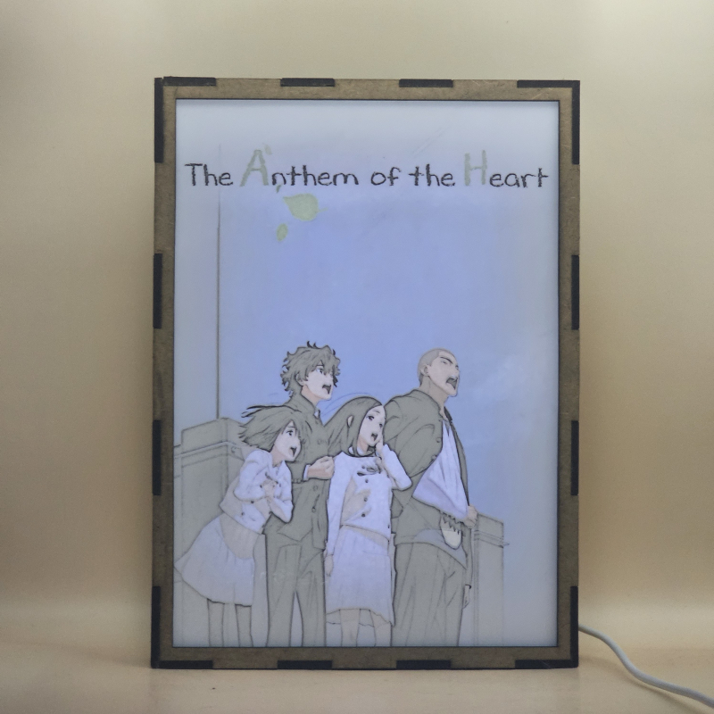 Lámpara ánime/manga  The Anthem of the Heart  con doble imagen del grupo Natsuki Nitō, Takumi Sakagami, Jun Naruse y Daiki Tasaki, vista encendida, con luz ambiente, donde se revela la ilustración completa al encender la luz LED.