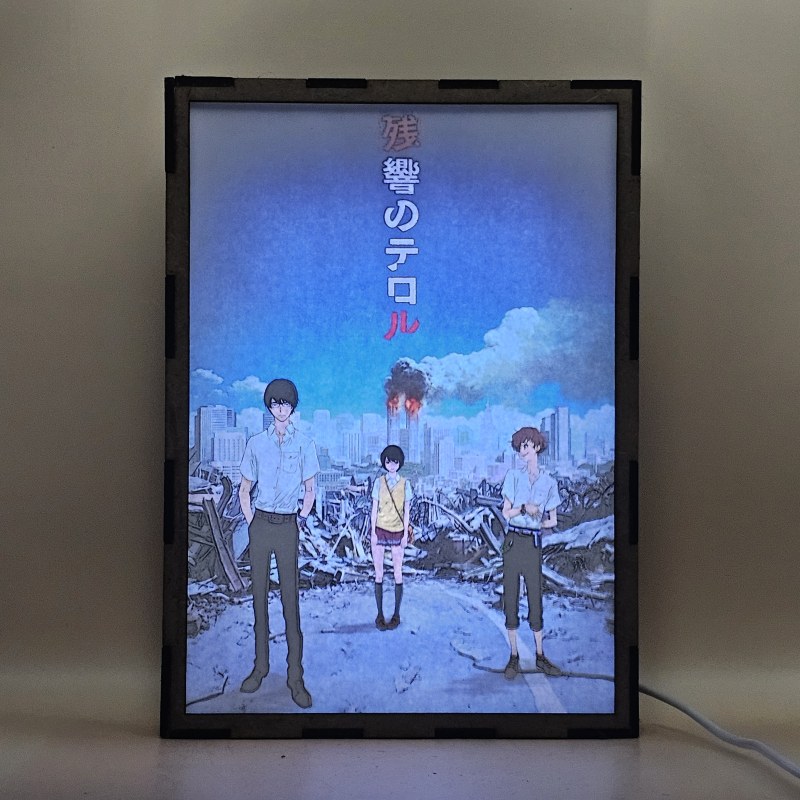 Lámpara ánime/manga  Zankyou no Terror  con doble imagen del grupo Nine, Lisa Mishima y Twelve, vista encendida, con luz ambiente, donde se revela la ilustración completa al encender la luz LED.