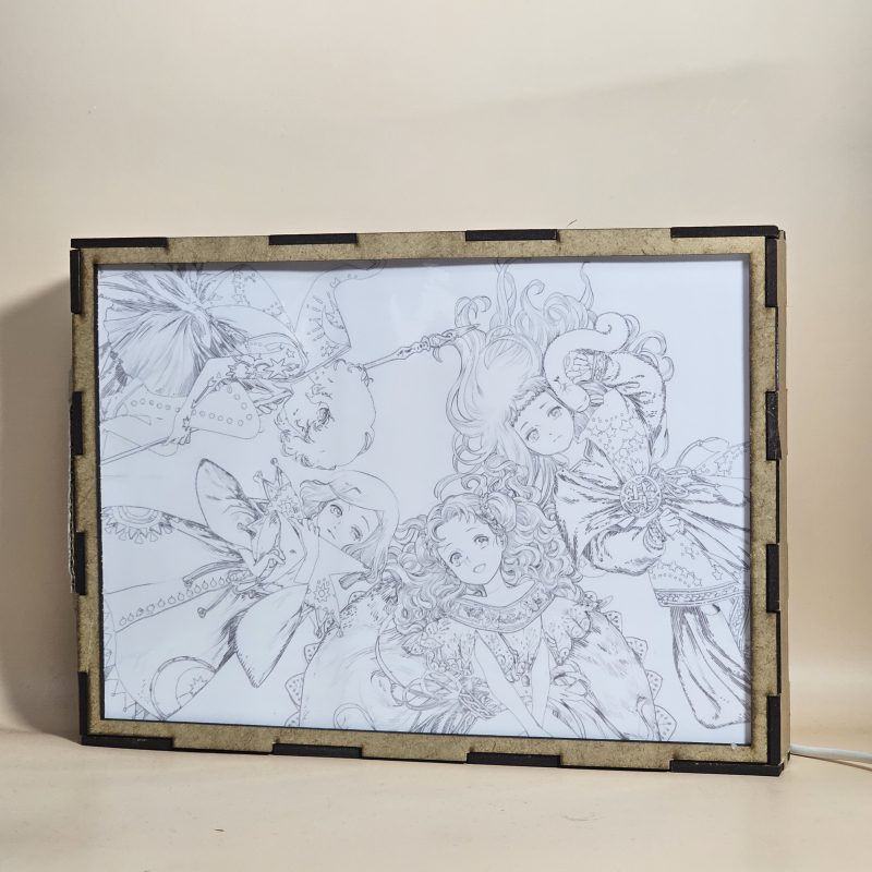 Lámpara ánime/manga  Witch Hat Atelier  con doble imagen del grupo Coco, Agott, Tetia y Richeh, vista apagada, se esconde la imágen de atras.