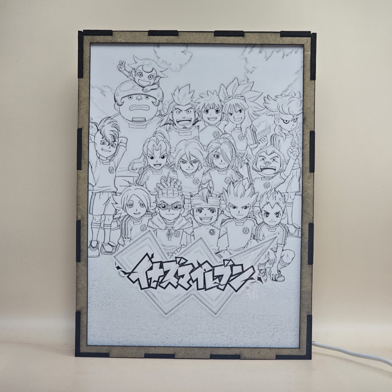 Lámpara ánime/manga  Inazuma Eleven  con doble imagen del grupo Mark Evans, Axel Blaze, Jude Sharp, Nathan Swift, Shawn Frost, Austin Hobbes, Caleb Stonewall, Xavier Foster, Claude Beacons, Bryce Withingale, Archer Hawkins, Thor Stoutberg, Kabeyama Heigorou y Darren LaChance, vista apagada, se esconde la imágen de atras.