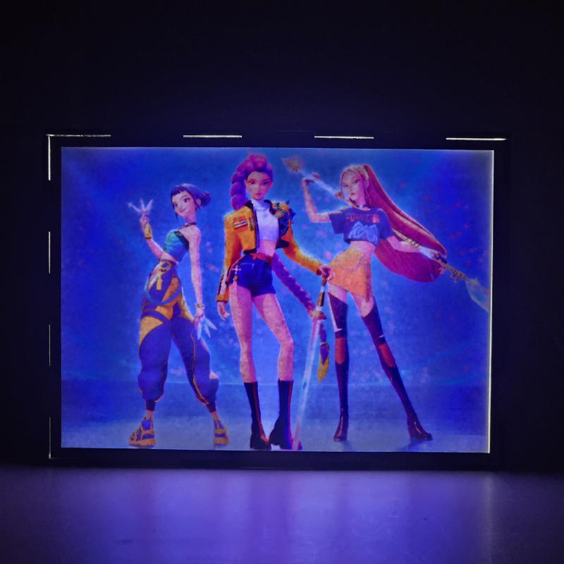 Lámpara ánime/manga  K-Pop Demon Hunters  con doble imagen del grupo Rumi, Zoey y Mira, vista encendida, donde se revela la ilustración completa al encender la luz LED.