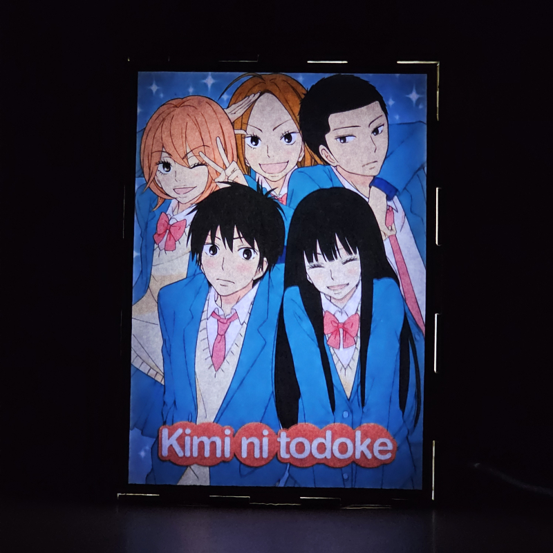 Lámpara ánime/manga  Kimi ni Todoke  con doble imagen del grupo Sawako Kuronuma, Shota Kazehaya, Ayane Yano, Chizuru Yoshida y Ryu Sanada, vista encendida, donde se revela la ilustración completa al encender la luz LED.