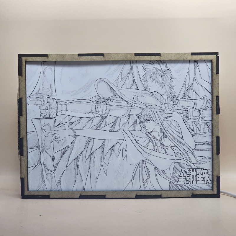 Lámpara ánime/manga  Los Caballeros del Zodiaco  con doble imagen del grupo Sísifo de Sagitario y Sasha, vista apagada, se esconde la imágen de atras.