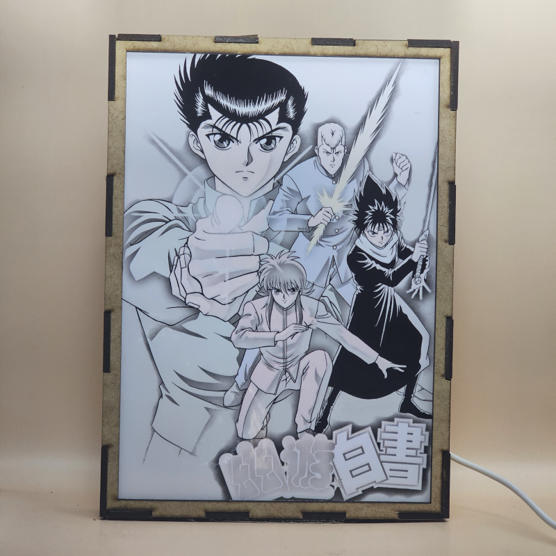 Lámpara ánime/manga  Yu Yu Hakusho: Ghost Files  con doble imagen del grupo Kurama, Yusuke Urameshi, Kazuma Kuwabara y Hiei, vista encendida, con luz ambiente, donde se revela la ilustración completa al encender la luz LED.