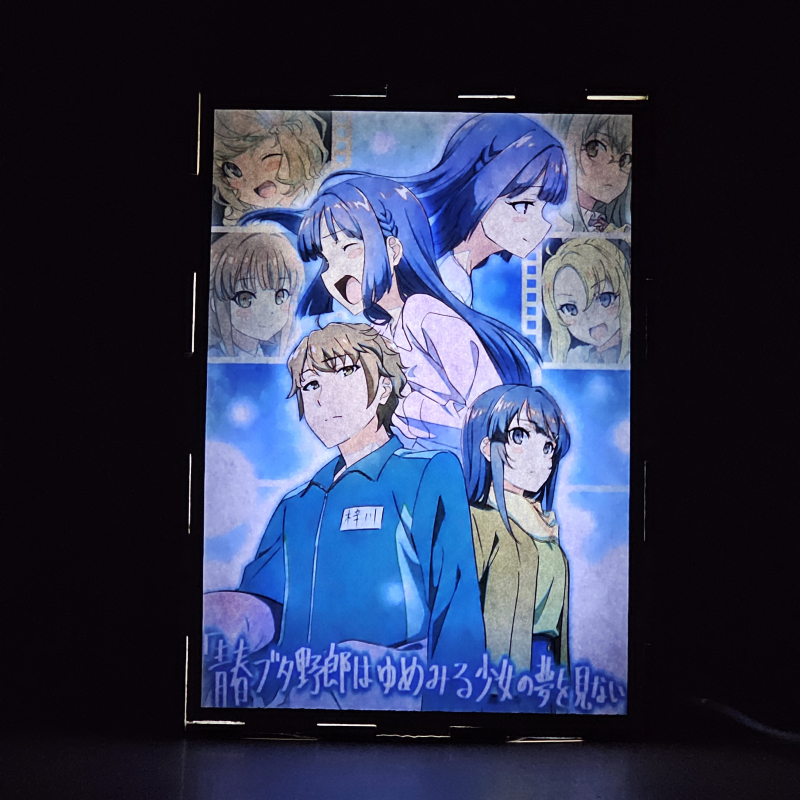Lámpara ánime/manga  Seishun Buta Yarou  con doble imagen del grupo Sakuta Azusagawa, Mai Sakurajima, Shoko Makinohara, Kaede Azusagawa, Tomoe Koga, Rio Futaba y Nodoka Toyohama, vista encendida, donde se revela la ilustración completa al encender la luz LED.