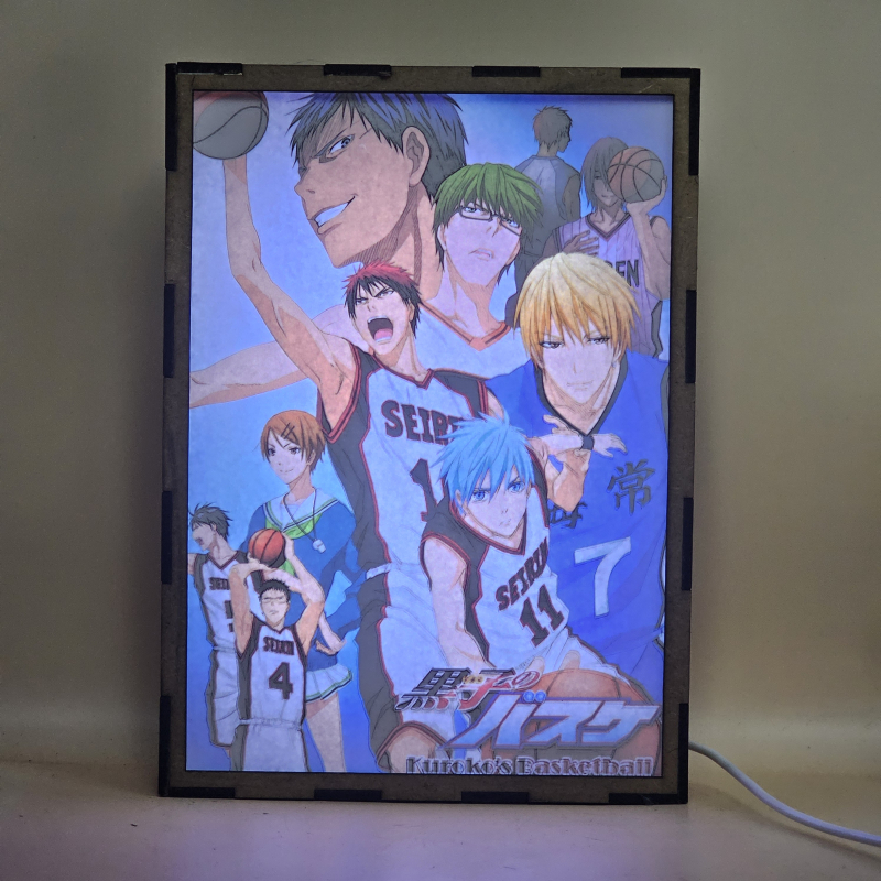 Lámpara ánime/manga  Kuroko's Basketball  con doble imagen del grupo Taiga Kagami, Ryota Kise, Shintaro Midorima, Tetsuya Kuroko, Daiki Aomine, Atsushi Murasakibara, Seijuro Akashi, Riko Aida, Junpei Hyuga y Teppei Kiyoshi, vista encendida, con luz ambiente, donde se revela la ilustración completa al encender la luz LED.