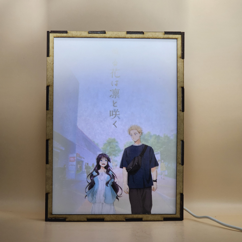Lámpara ánime/manga  Kaoru Hana wa Rin to Saku  con doble imagen de la pareja Kaoruko Waguri y Rintaro Tsumugi, vista encendida, con luz ambiente, donde se revela la ilustración completa al encender la luz LED.