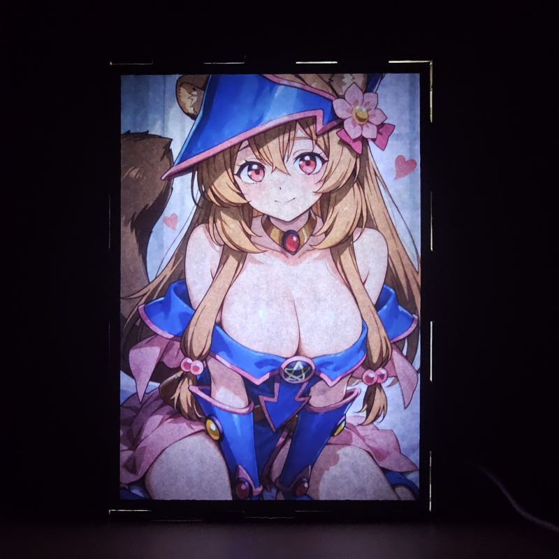 Lámpara ánime/manga  El héroe del escudo  con doble imagen del personaje Raphtalia, vista encendida, donde se revela la ilustración completa al encender la luz LED.