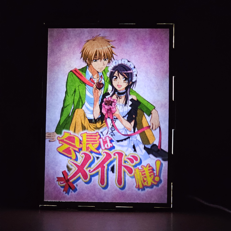 Lámpara ánime/manga  Kaichou wa Maid-sama!  con doble imagen de la pareja Takumi Usui y Ayuzawa Misaki, vista encendida, donde se revela la ilustración completa al encender la luz LED.