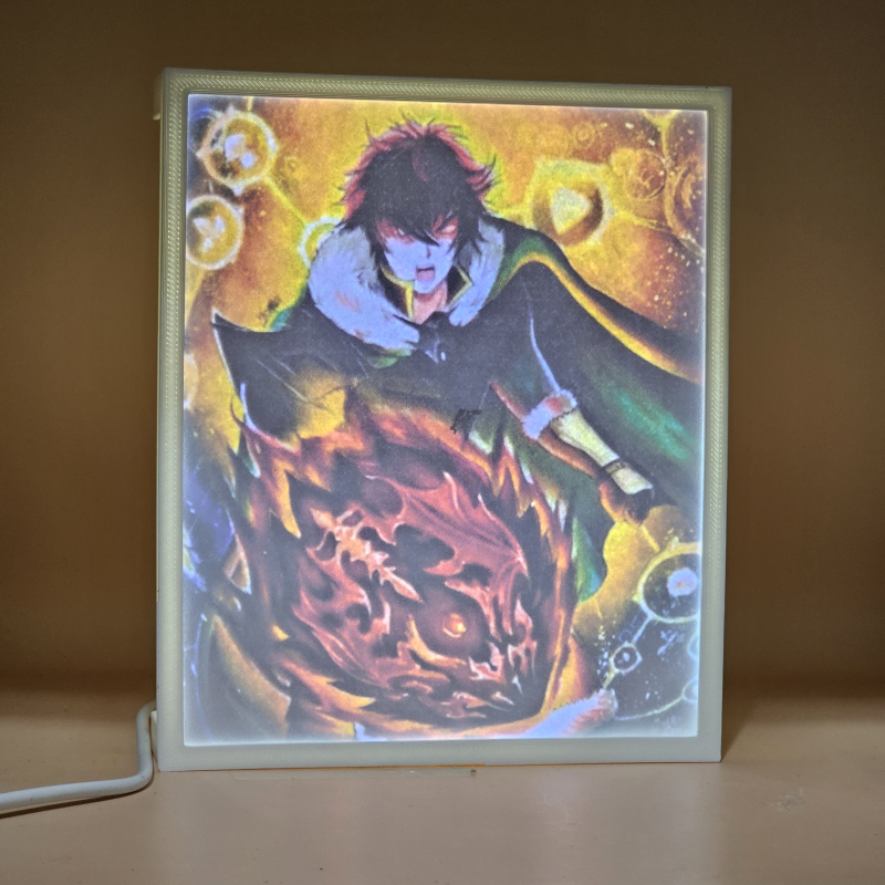 Lámpara ánime/manga  El héroe del escudo  con doble imagen del personaje Naofumi Iwatani, vista encendida, donde se revela la ilustración completa al encender la luz LED.