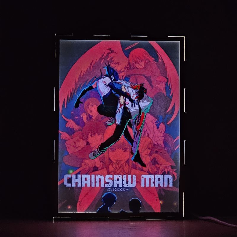 Lámpara ánime/manga  Chainsaw Man  con doble imagen del grupo Denji, Makima, Power, Aki Hayakawa, Himeno, Kobeni Higashiyama, Hirokazu Arai y Reze, vista encendida, donde se revela la ilustración completa al encender la luz LED.
