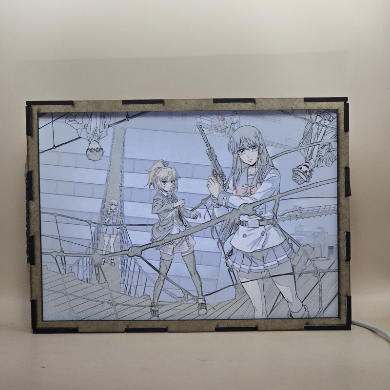 Lámpara ánime/manga  Tenku Shinpan  con doble imagen del grupo Yuri Honjo, Mayuko Nise, Kuon Shinzaki y Rika Honjo, vista encendida, con luz ambiente, donde se revela la ilustración completa al encender la luz LED.