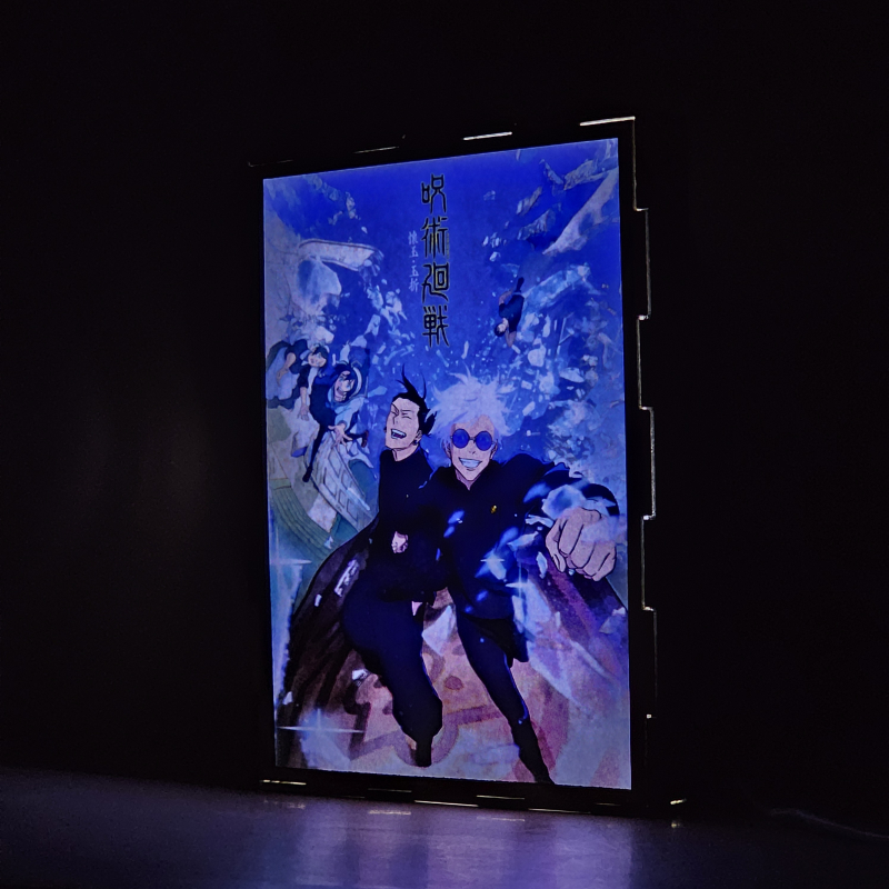 Lámpara ánime/manga  Jujutsu Kaisen  con doble imagen del grupo Satoru Gojo, Suguru Geto, Toji Fushiguro y Riko Amanai, vista encendida, donde se revela la ilustración completa al encender la luz LED.