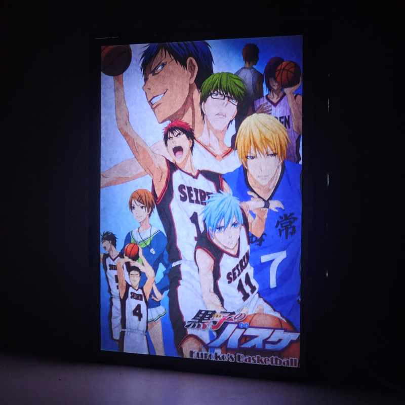 Lámpara ánime/manga  Kuroko's Basketball  con doble imagen del grupo Taiga Kagami, Ryota Kise, Shintaro Midorima, Tetsuya Kuroko, Daiki Aomine, Atsushi Murasakibara, Seijuro Akashi, Riko Aida, Junpei Hyuga y Teppei Kiyoshi, vista encendida, donde se revela la ilustración completa al encender la luz LED.