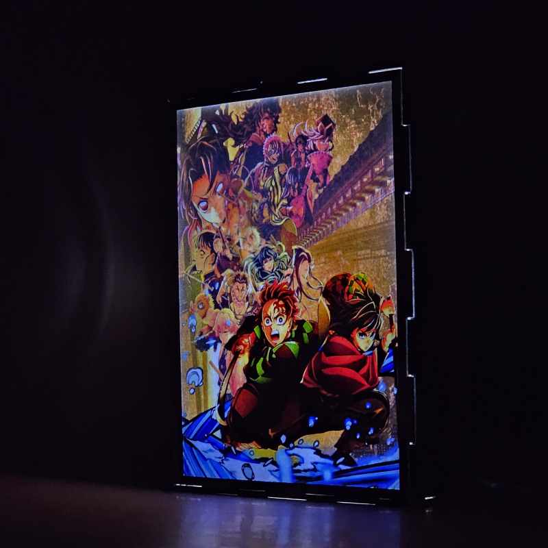 Lámpara ánime/manga  Kimetsu no Yaiba  con doble imagen del grupo Tanjirō Kamado, Shinobu Kochō, Kanao Tsuyuri, Sanemi Shinazugawa, Nezuko Kamado, Zenitsu Agatsuma, Inosuke Hashibira, Akaza, Giyū Tomioka, Kyōjurō Rengoku, Tokito Muichiro, Obanai Iguro, Mitsuri Kanroji, Tengen Uzui, Gyomei Himejima, Aoi Kanzaki, Yuichiro Tokito, Makio, Suma, Hinatsuru, Genya Shinazugawa, Kokushibo, Doma, Nakime y Kaigaku, vista encendida, donde se revela la ilustración completa al encender la luz LED.