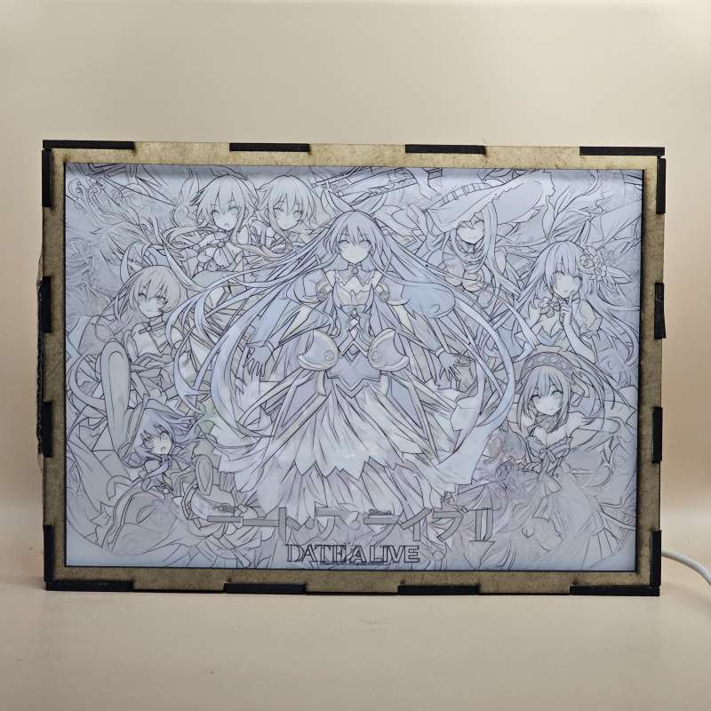 Lámpara ánime/manga  Date A Live  con doble imagen del grupo Tohka Yatogami, Kotori Itsuka, Yoshino Himekawa, Kaguya Yamai, Yuzuru Yamai, Miku Izayoi, Kurumi Tokisaki y Natsumi Kyouno, vista encendida, con luz ambiente, donde se revela la ilustración completa al encender la luz LED.