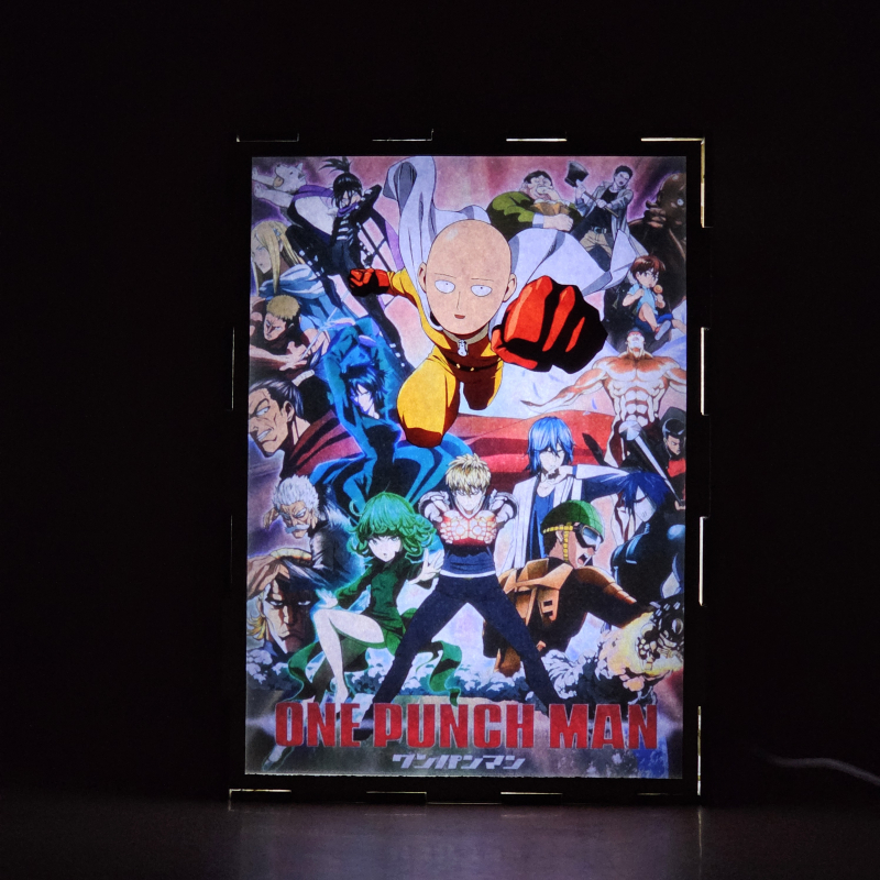 Lámpara ánime/manga  One Punch Man  con doble imagen del grupo Saitama, Genos, Tatsumaki, Bang, Atomic Samurai, Tanktop Master, Fubuki, Mumen Rider, Drive Knight, Zombieman, Doctor Kuseno, Superalloy Darkshine, Watchdog Man, King, Amai Mask, Pig God, Flashy Flash, Speed-o'-Sound Sonic, Child Emperor y Puri-Puri Prisoner, vista encendida, donde se revela la ilustración completa al encender la luz LED.