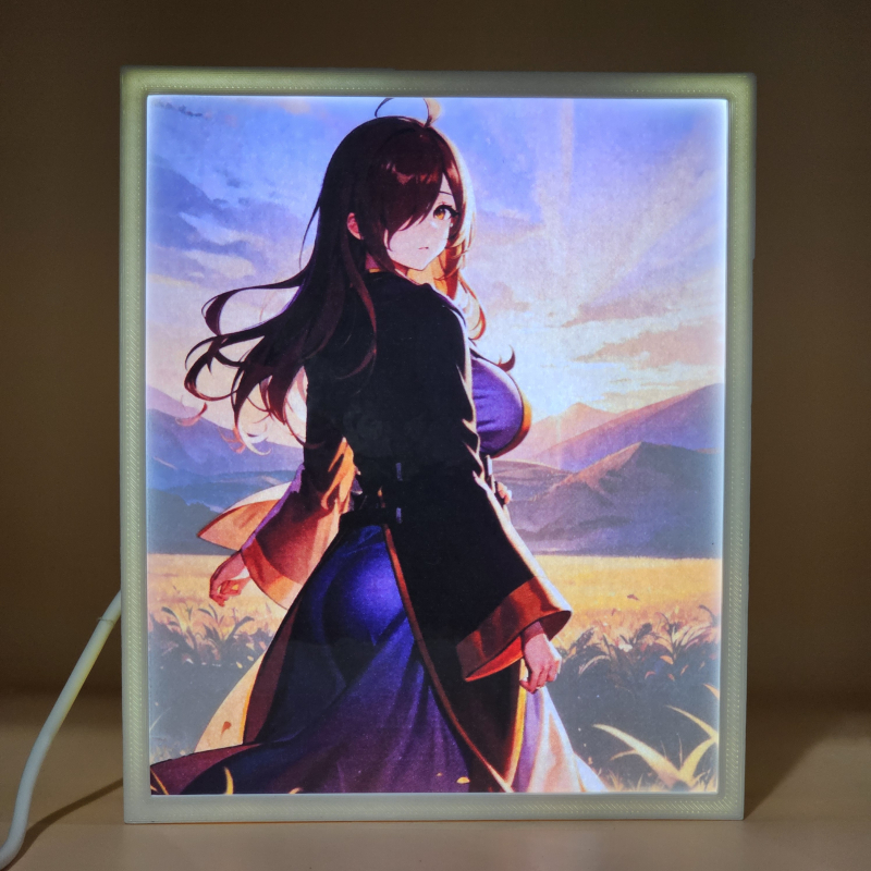 Lámpara ánime/manga  KonoSuba  con doble imagen del personaje Wiz, vista encendida, donde se revela la ilustración completa al encender la luz LED.