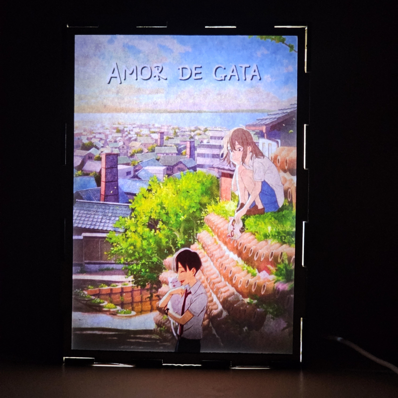 Lámpara ánime  Amor de gata  con doble imagen de la pareja Miyo Sasaki y Kento Hinode, vista encendida, donde se revela la ilustración completa al encender la luz LED.