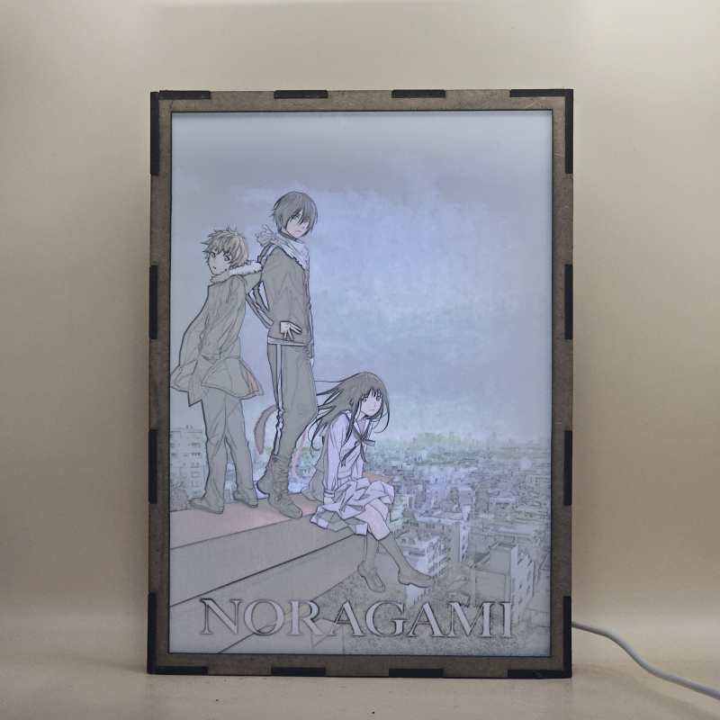 Lámpara ánime/manga  Noragami  con doble imagen del grupo Yato, Hiyori Iki y Yukine, vista encendida, con luz ambiente, donde se revela la ilustración completa al encender la luz LED.