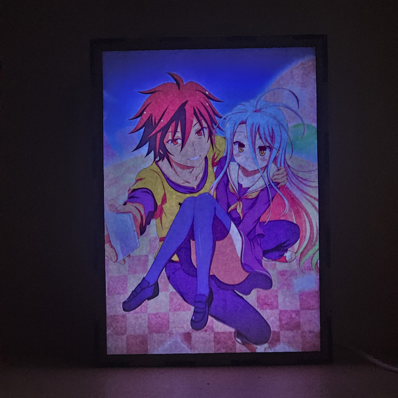 Lámpara ánime/manga  No Game No Life  con doble imagen de la pareja Sora y Shiro, vista encendida, donde se revela la ilustración completa al encender la luz LED.