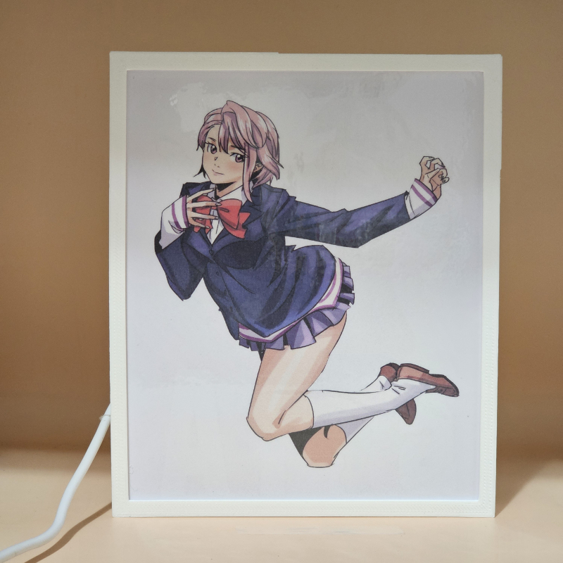 Lámpara ánime/manga  DAN DA DAN  con doble imagen del personaje Aira Shiratori, vista apagada, se esconde la imágen de atras.