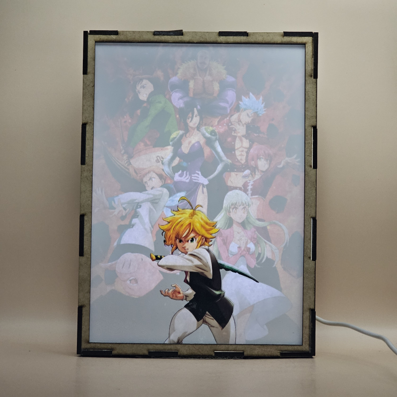 Lámpara ánime/manga  Los Siete Pecados Capitales  con doble imagen del grupo Ban, Diane, Elizabeth Liones, Meliodas, Escanor, Merlín, Gowther, King y Hawk, vista encendida, con luz ambiente, donde se revela la ilustración completa al encender la luz LED.