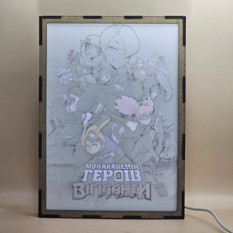 Lámpara ánime/manga  My Hero Academia: Vigilantes  con doble imagen del grupo Shota Aizawa, Koichi Haimawari, Kazuho Haneyama, Iwao Oguro, All Might, Midnight, Present Mic y Ingenium, vista encendida, con luz ambiente, donde se revela la ilustración completa al encender la luz LED.