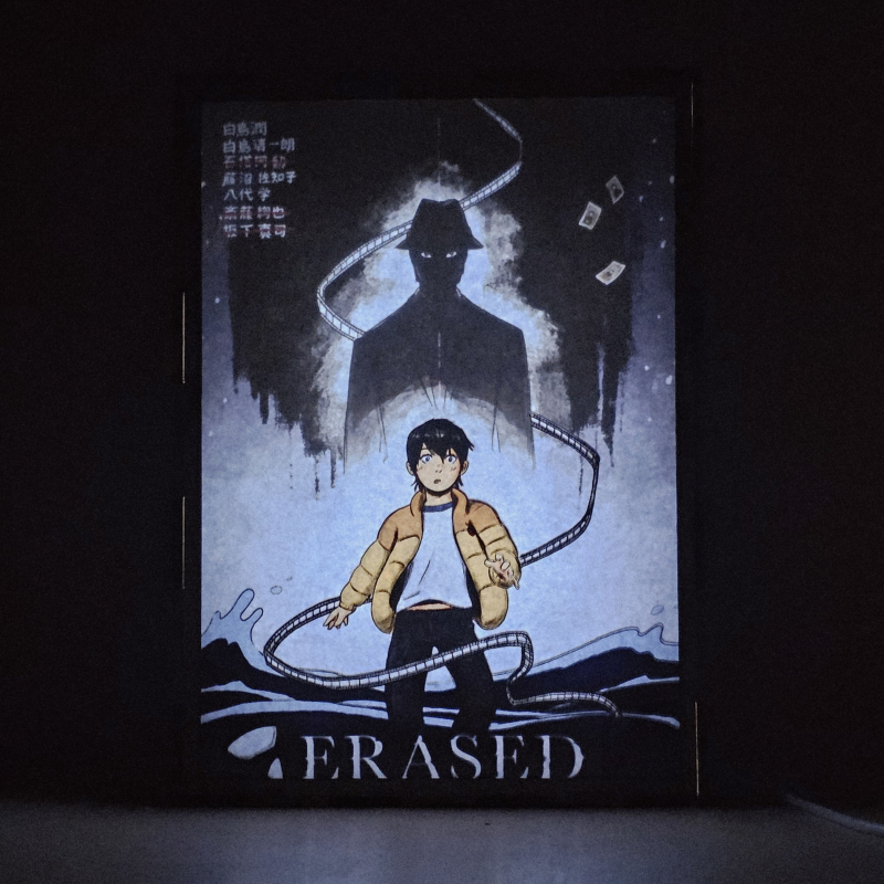 Lámpara ánime/manga  Erased  con doble imagen del personaje Satoru Fujinuma, vista encendida, donde se revela la ilustración completa al encender la luz LED.