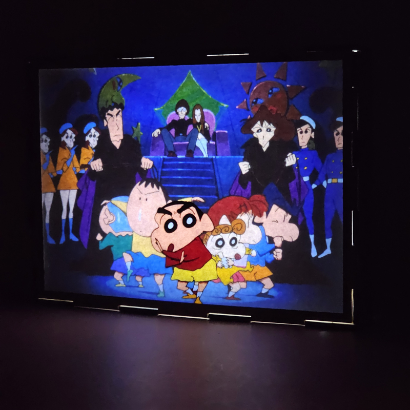 Lámpara ánime/manga  Shin Chan: ¡Los adultos contraatacan!  con doble imagen del grupo Himawari Nohara, Hiroshi Nohara, Misae Nohara, Shin-chan, Masao, Boo-chan, Ken, Chako, Kazama-kun y Nené, vista encendida, donde se revela la ilustración completa al encender la luz LED.