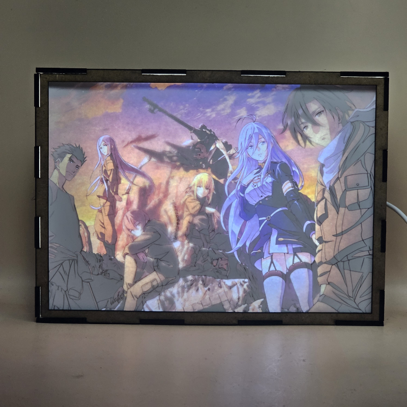 Lámpara ánime/manga  86: Eighty-Six  con doble imagen del grupo Shin, Lena, Theo, Kurena Kukumila, Anju Emma y Raiden Shuga, vista encendida, con luz ambiente, donde se revela la ilustración completa al encender la luz LED.