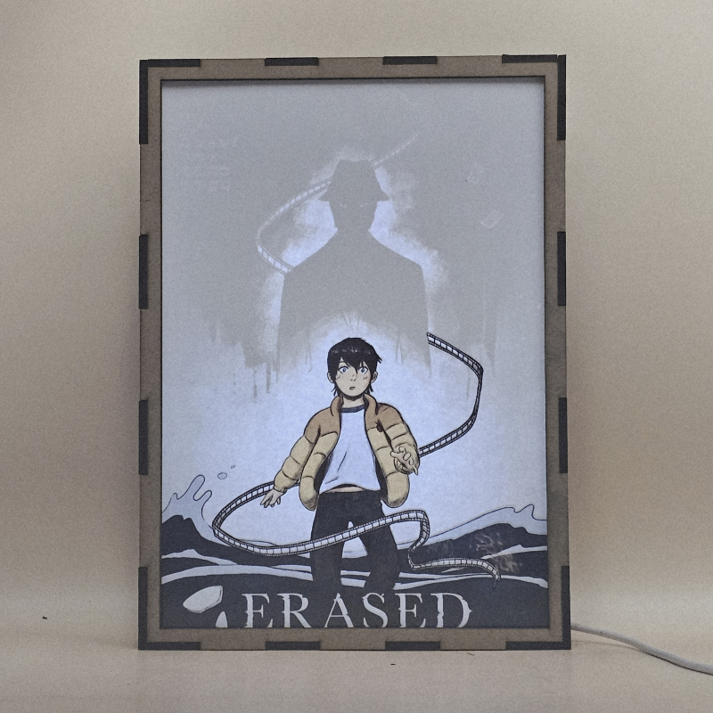 Lámpara ánime/manga  Erased  con doble imagen del personaje Satoru Fujinuma, vista encendida, con luz ambiente, donde se revela la ilustración completa al encender la luz LED.