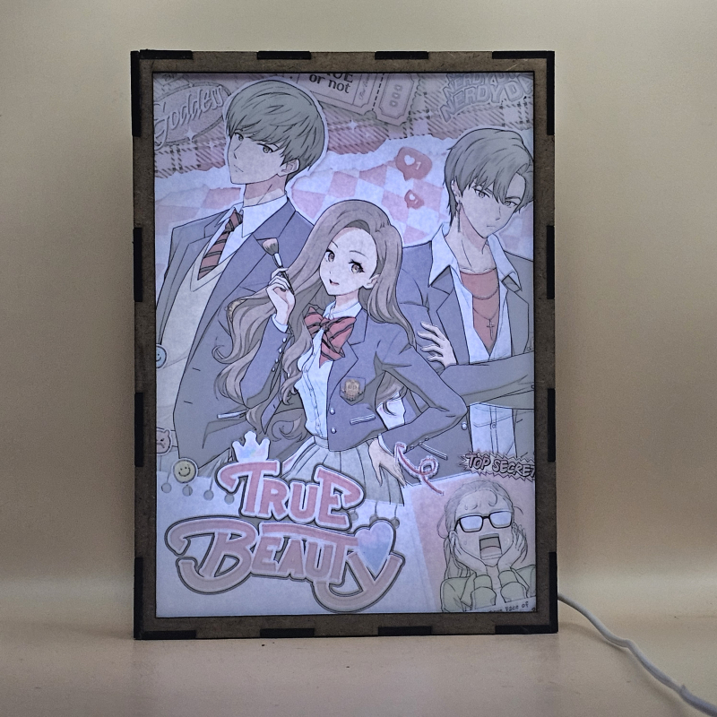 Lámpara ánime/manga  True Beauty  con doble imagen del grupo Lim Ju-kyung, Lee Su-ho y Han Seo-jun, vista encendida, con luz ambiente, donde se revela la ilustración completa al encender la luz LED.
