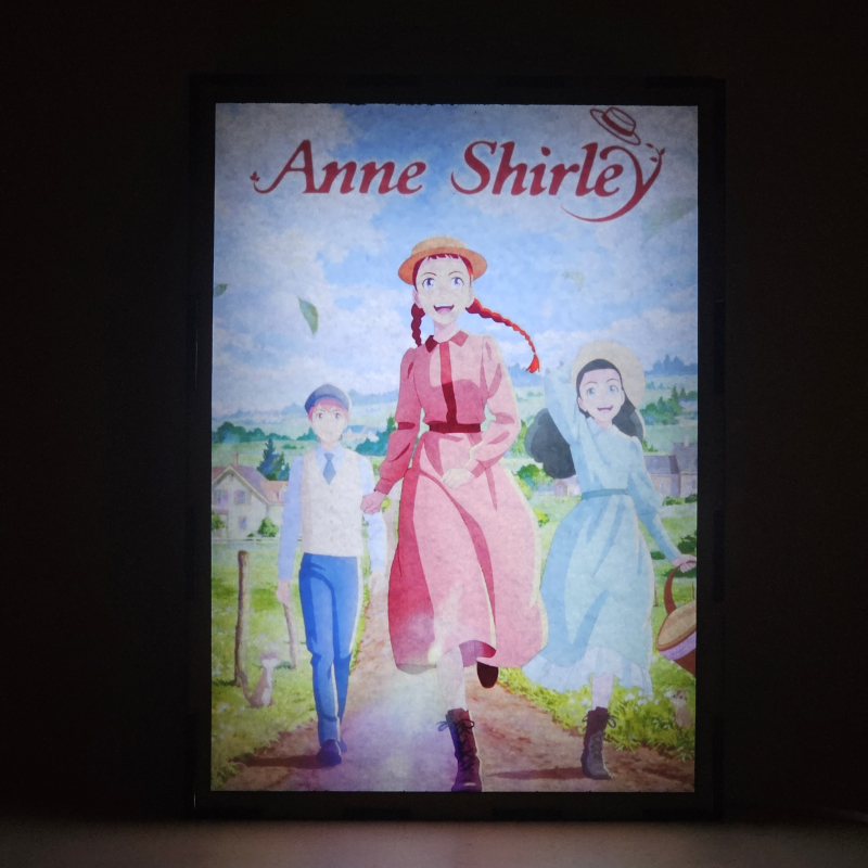 Lámpara LED de Ana de las Tejas Verdes con Anne Shirley en una escena de Avonlea - Galeria