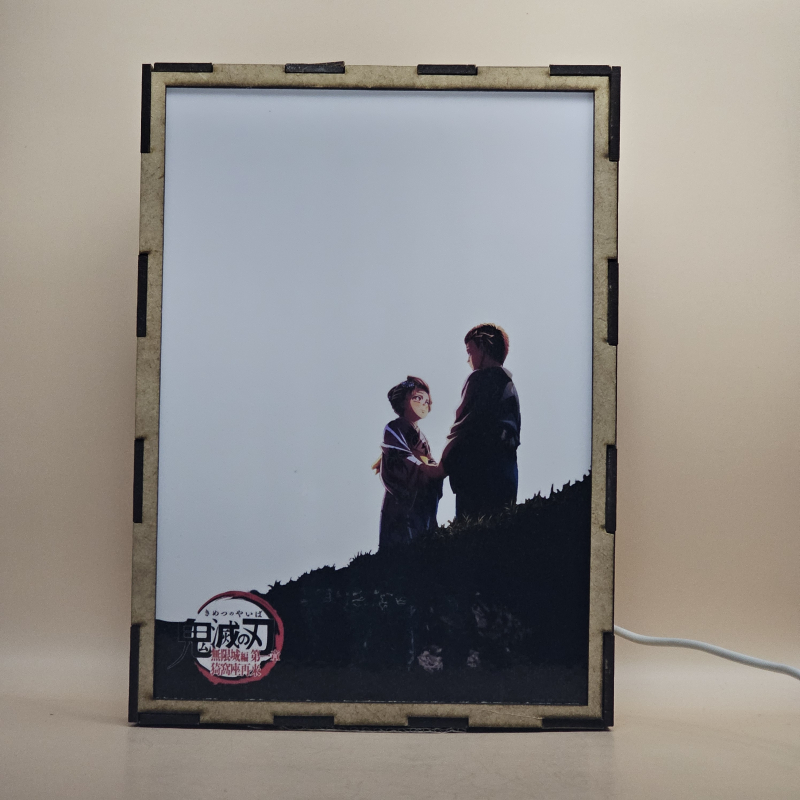 Lámpara ánime/manga  Kimetsu no Yaiba  con doble imagen de la pareja Akaza y Koyuki, vista apagada, se esconde la imágen de atras.