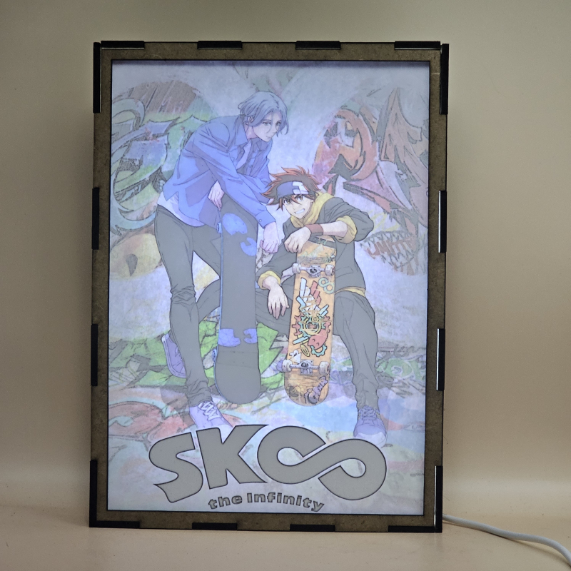 Lámpara ánime  SK8 the Infinity  con doble imagen de la pareja Reki Kyan y Langa Hasegawa, vista encendida, con luz ambiente, donde se revela la ilustración completa al encender la luz LED.