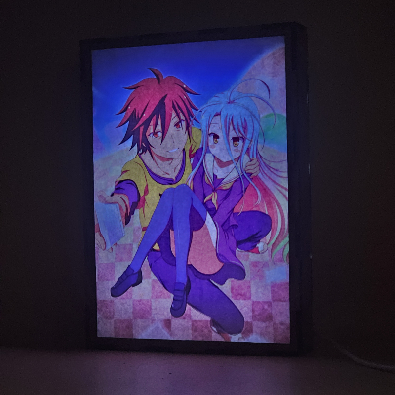 Lámpara ánime/manga  No Game No Life  con doble imagen de la pareja Sora y Shiro, vista encendida, donde se revela la ilustración completa al encender la luz LED.