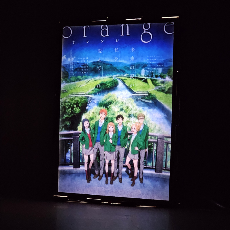Lámpara ánime/manga  Orange  con doble imagen del grupo Naho Takamiya, Kakeru Naruse, Azusa Murasaka, Hiroto Suwa, Saku Hagita y Takako Chino, vista encendida, donde se revela la ilustración completa al encender la luz LED.